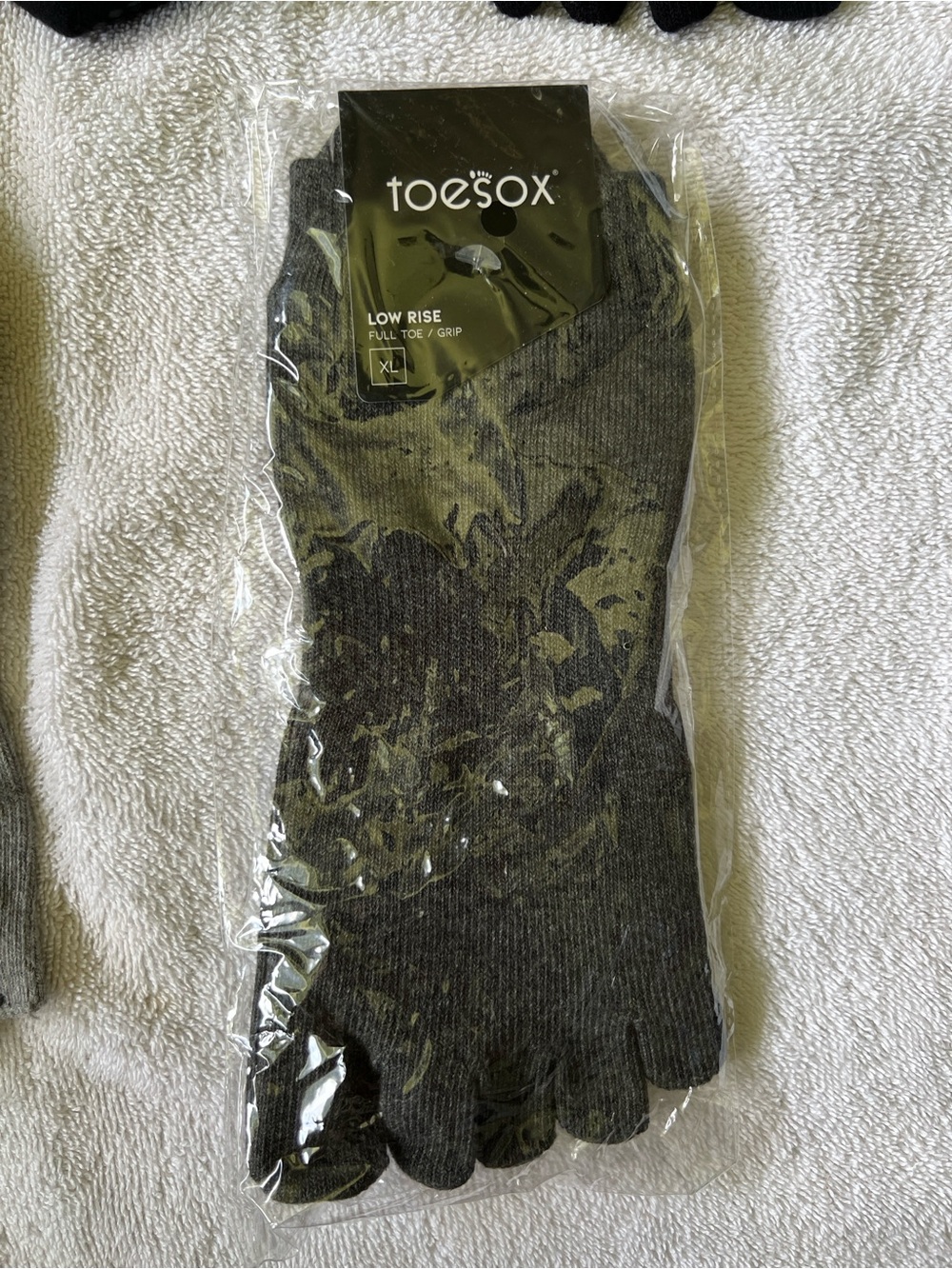 toesox Men's Low Rise Five-Toe Athletic Socks — Charcoal